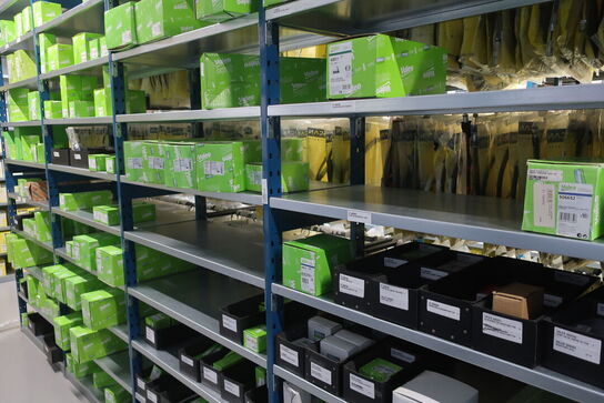 26 fag lagerreoler med indhold