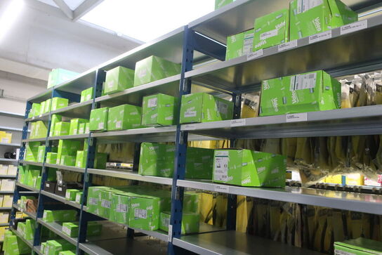 26 fag lagerreoler med indhold