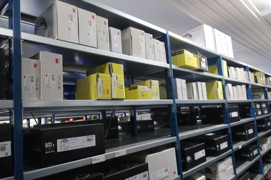 30 fag lagerreoler med indhold