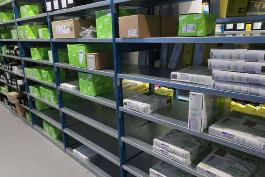 26 fag lagerreoler med indhold