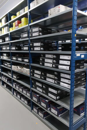 30 fag lagerreoler med indhold