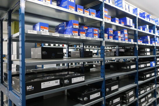 30 fag lagerreoler med indhold