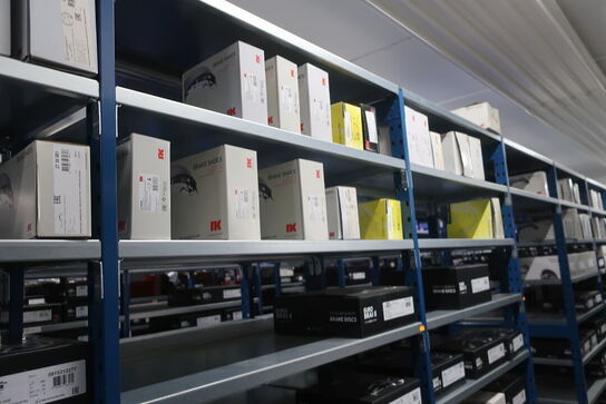 30 fag lagerreoler med indhold