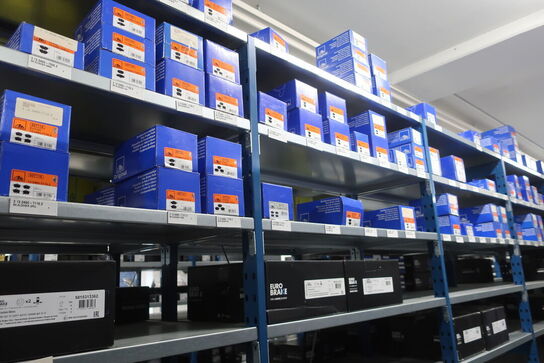 30 fag lagerreoler med indhold