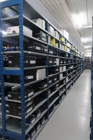 30 fag lagerreoler med indhold