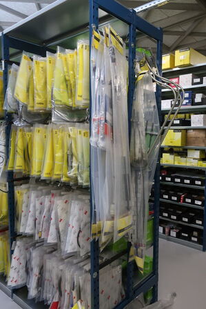 26 fag lagerreoler med indhold