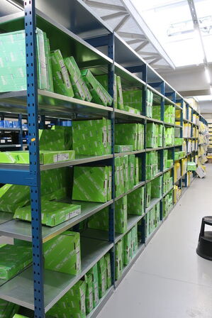 26 fag lagerreoler med indhold