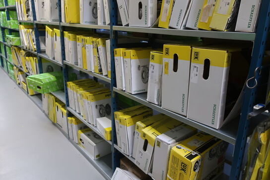 26 fag lagerreoler med indhold