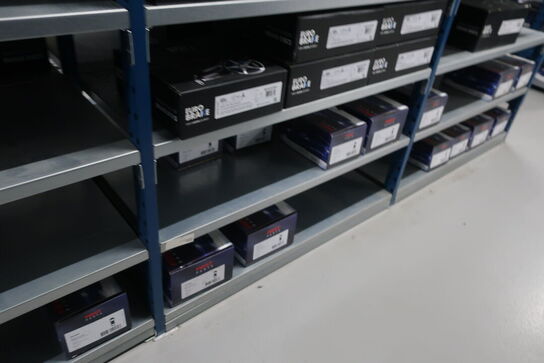 30 fag lagerreoler med indhold