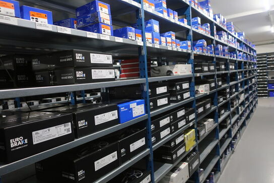 30 fag lagerreoler med indhold