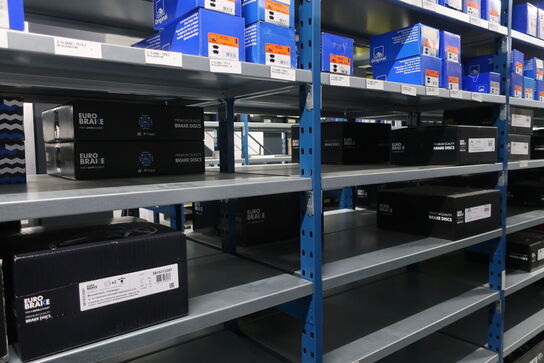 30 fag lagerreoler med indhold