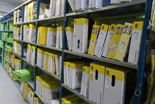 26 fag lagerreoler med indhold