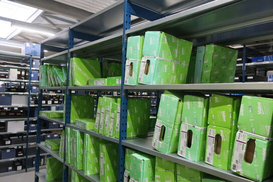 26 fag lagerreoler med indhold