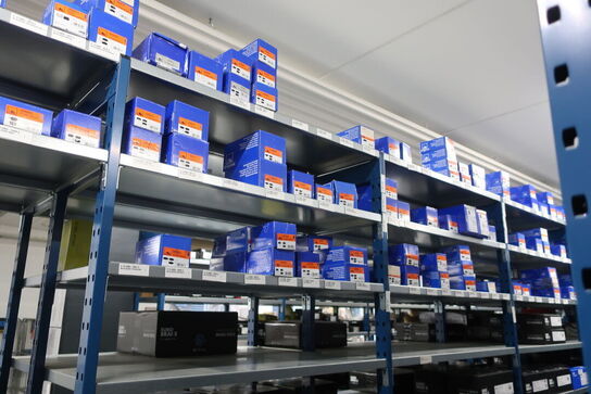 30 fag lagerreoler med indhold