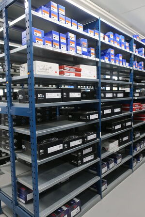 30 fag lagerreoler med indhold