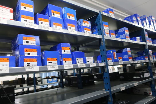 30 fag lagerreoler med indhold