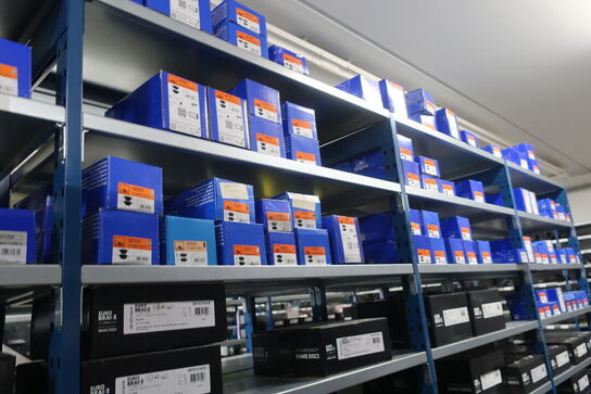 30 fag lagerreoler med indhold