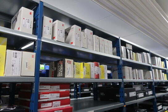 30 fag lagerreoler med indhold