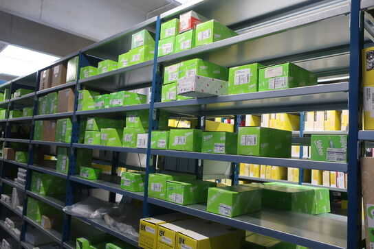 26 fag lagerreoler med indhold