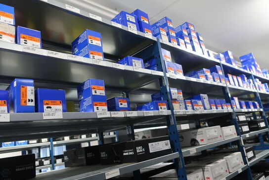 30 fag lagerreoler med indhold