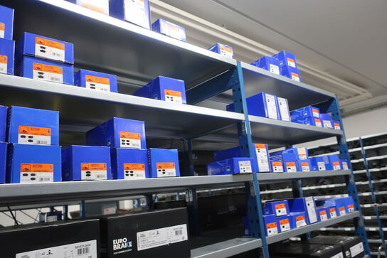 30 fag lagerreoler med indhold