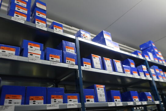 30 fag lagerreoler med indhold