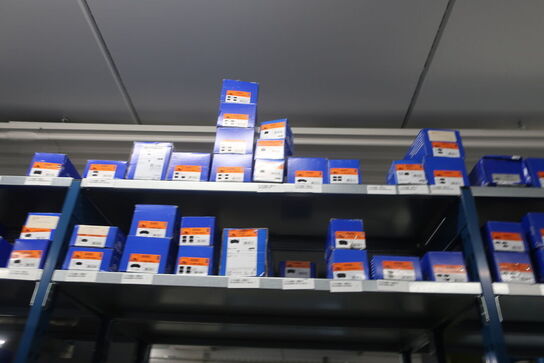 30 fag lagerreoler med indhold