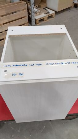 4 stk. usamlet underskabe H: 70,4 x B: 50 x D: 60,0 med låge og  4 hylder