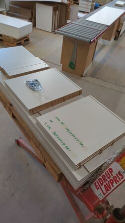 4 stk. usamlet højskabe H: 182,4 x B: 50 x D: 58,1 cm uden låger.