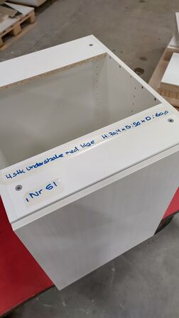 4 stk. usamlet underskabe H: 70,4 x B: 50 x D: 60,0 med låge og  4 hylder