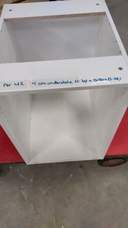 4 stk. usamlet underskabe H: 70,4 x B: 50 x D: 58,1 med 4 hylder