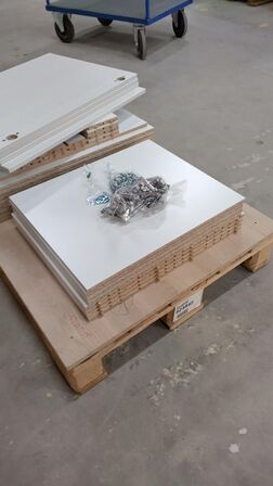 4 stk. usamlet underskabe H: 70,4 x B: 50 x D: 60,0 med låge og  4 hylder