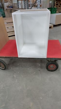 4 stk. usamlet underskabe H: 70,4 x B: 50 x D: 58,1 med 4 hylder