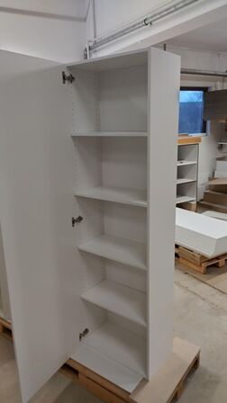 4 stk. usamlet højskabe H: 195,2 x B: 60 x D: 34,0 med låge og 16 hylder