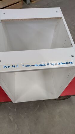 4 stk. usamlet underskabe H: 70,4 x B: 50 x D: 58,1 med 4 hylder