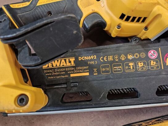 To DeWalt sømpistoler 