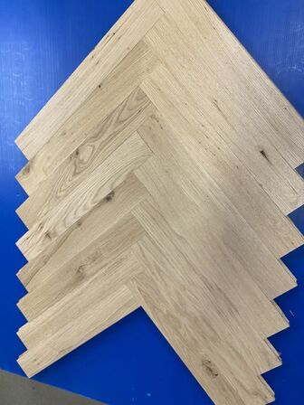 50,40 m2 Massivt eg sildebens parket (se beskrivelse)