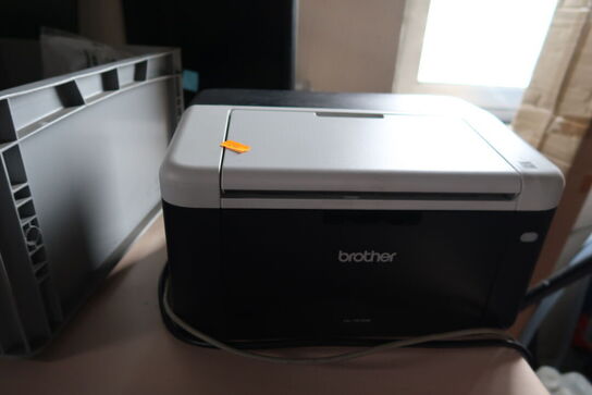 El. hæve/sænke skrivebord, 2 stk. barstole, printer BROTHER,