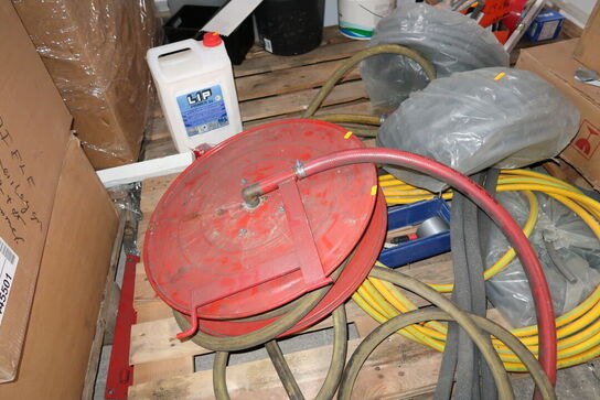 Paller med div. Værktøj, skruer m.m.