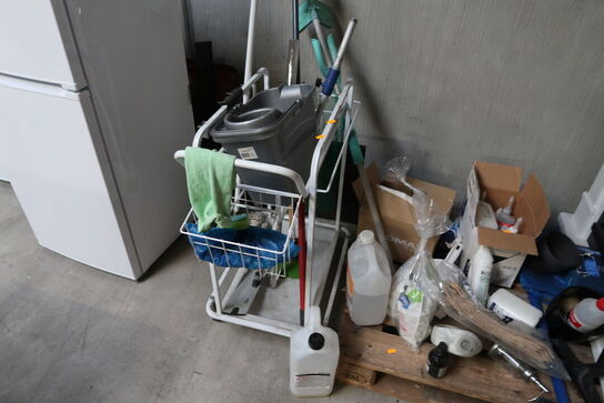 Rengøringsvogn med div. Rengøringsartikler