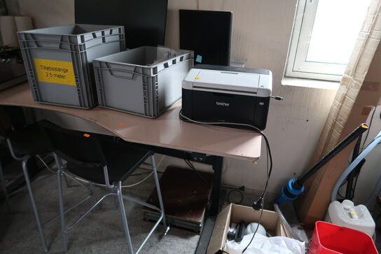 El. hæve/sænke skrivebord, 2 stk. barstole, printer BROTHER,