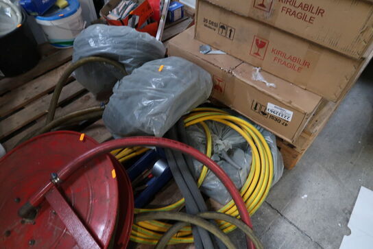 Paller med div. Værktøj, skruer m.m.