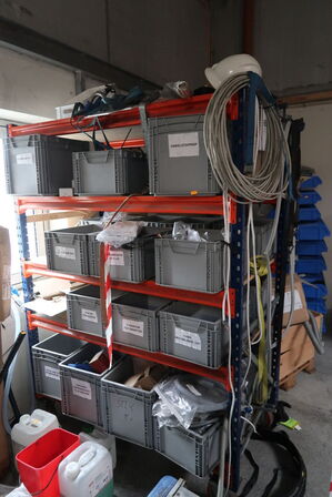 Lagerreol med div. Reservedele m.m.