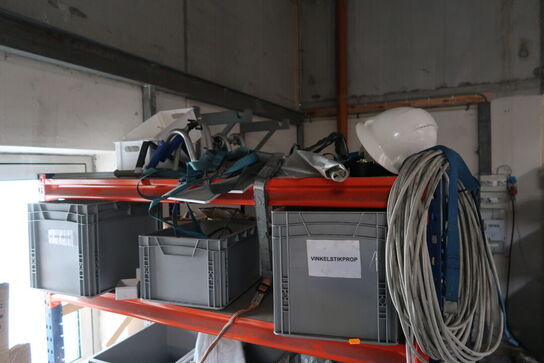 Lagerreol med div. Reservedele m.m.