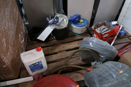 Paller med div. Værktøj, skruer m.m.