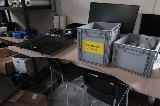 El. hæve/sænke skrivebord, 2 stk. barstole, printer BROTHER,