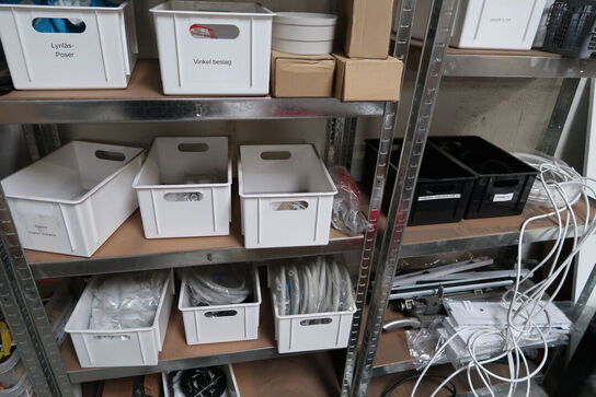 4 fag lagerreoler med div. Reservedele