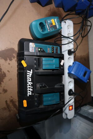 Dobbeltlader MAKITA samt lader MAKITA