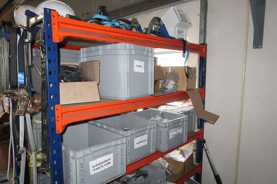 Lagerreol med div. Reservedele m.m.