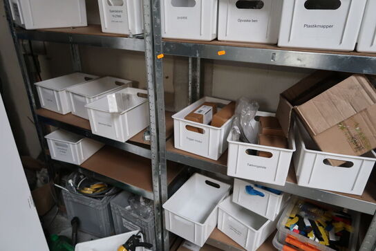 4 fag lagerreoler med div. Reservedele